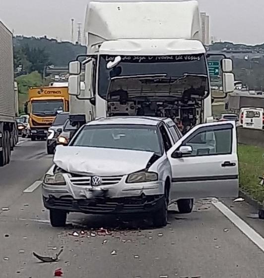 Engavetamento Entre Dois Carros E Um Caminh O Na Dutra Em S O Jos