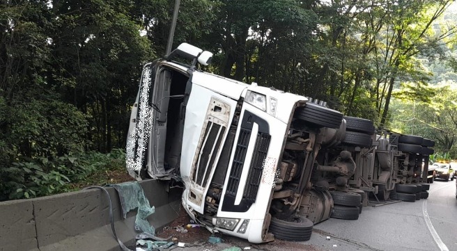 Caminhão carregado de frango congelado tomba na Anchieta THMais