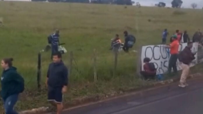 Cerca De Fam Lias Do Mst Ocupam Fazenda No Interior De Sp Thmais