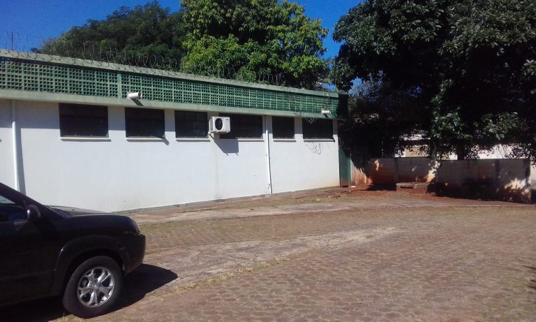 Homem esquece a chave e ao entrar em casa fica ferido no portão