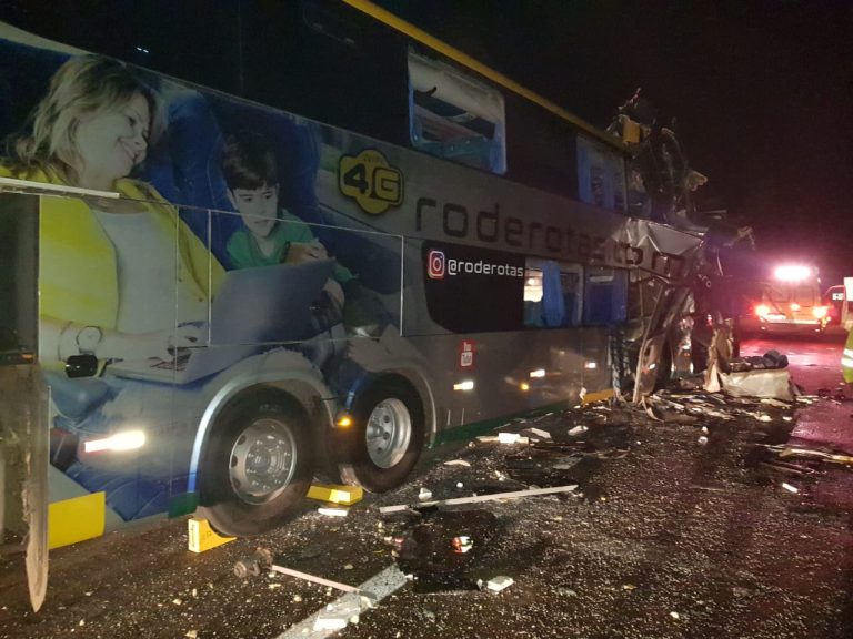 Três mortes em acidente entre caminhão e ônibus na Anhanguera