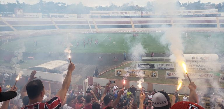 Torcedores do Pantera incentivam jogadores no treino aberto antes da decisão no estádio Santa Cruz