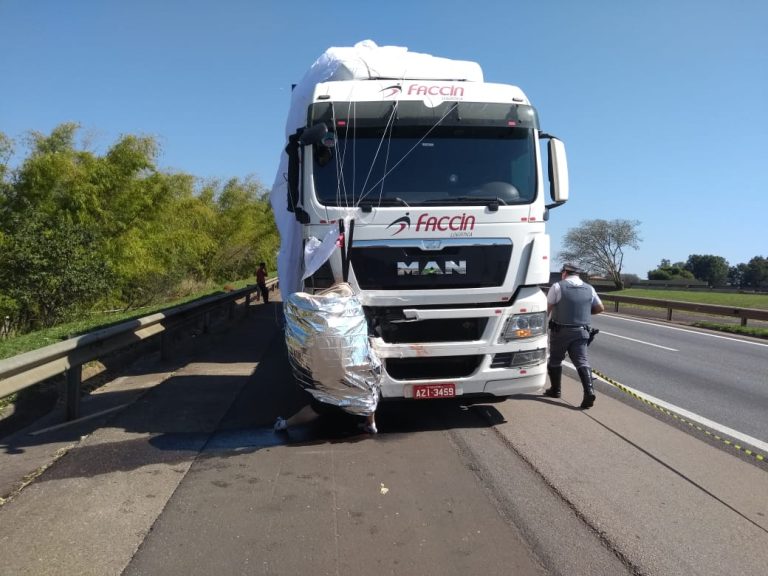 Paraquedista cai em rodovia e morre ao atingir caminhão
