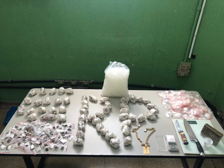 Policiais Militares prendem suspeito e drogas na Favela da Vó
