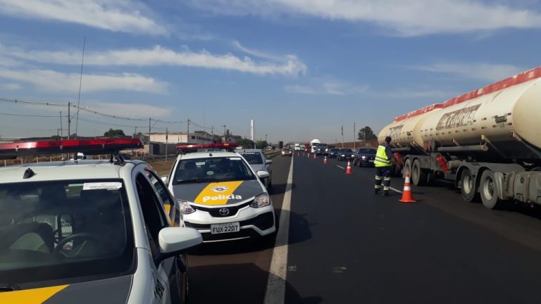 Pneu de moto estoura e mulher sofre ferimentos graves
