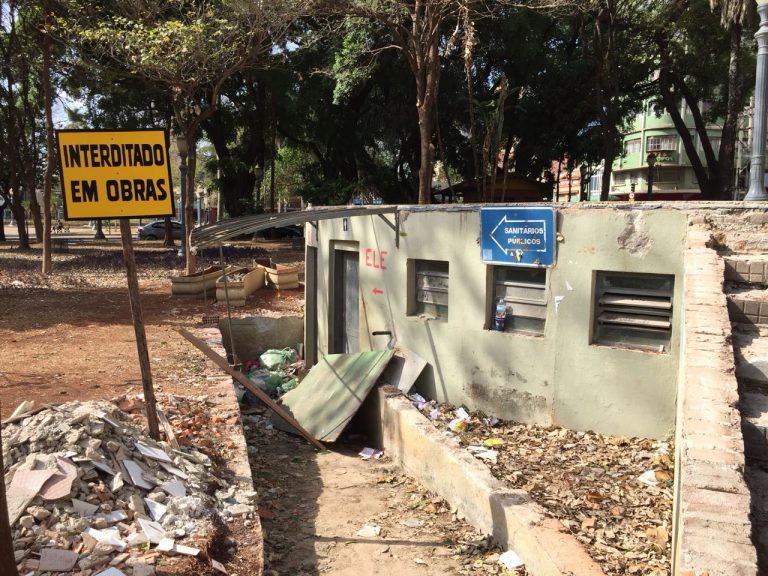 Reforma dos banheiros da Praça XV não funcionou nesta terça-feira