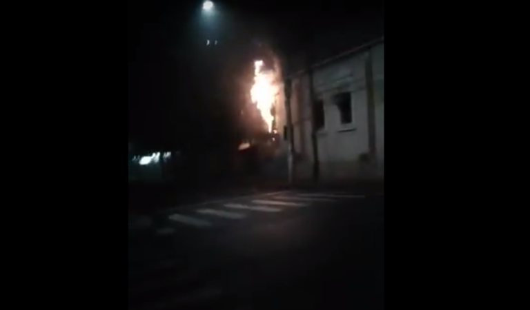Vídeo: Casa pega fogo no centro de Ribeirão