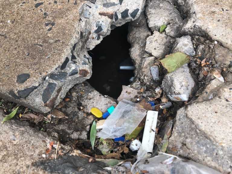 Lixo hospitalar é encontrado em rede de esgoto no centro de Ribeirão