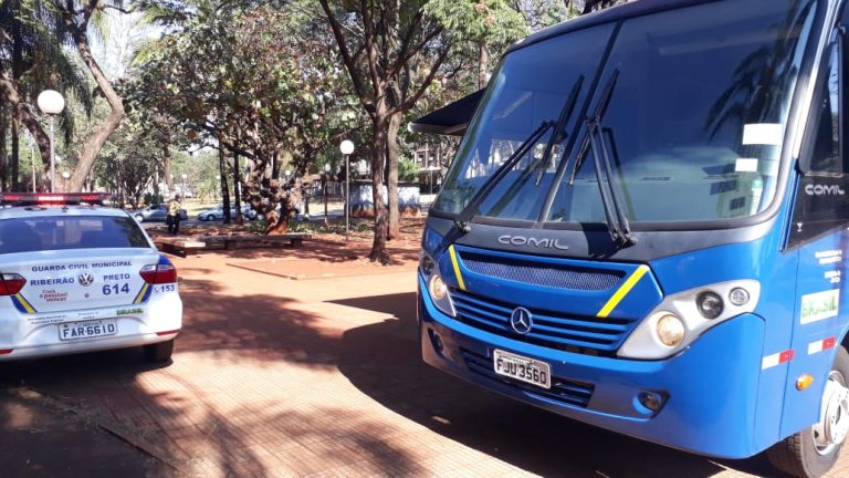 Transerp instala novo conjunto semafórico na rua Javari