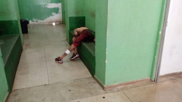 Homem descontrolado é detido em unidade de saúde