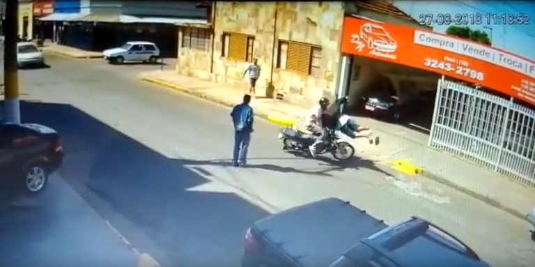 Vídeo: Motocicleta atropela homem no centro de Monte Alto