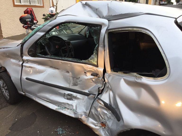 Colisão entre carro e ônibus deixa motorista ferido