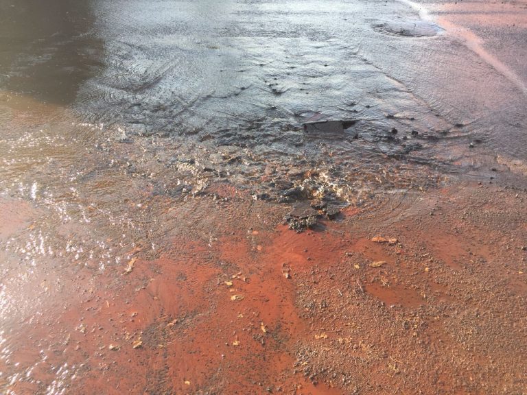Grande vazamento de água incomoda moradores do Jardim Paiva