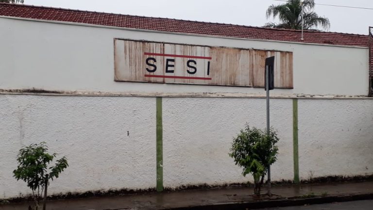Alunos de escola interditada por risco de incêndio no Ribeirão Verde retomam aulas em prédio do Sesi
