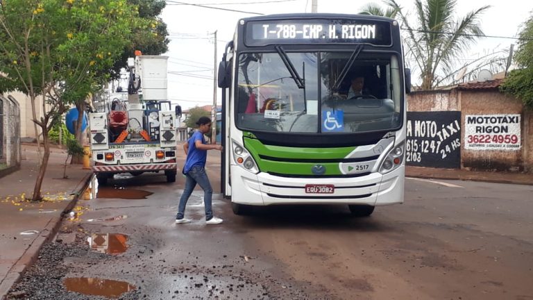 Usuários do transporte coletivo sofrem com água empoçada perto de ponto de ônibus no Jd. Heitor Rigon