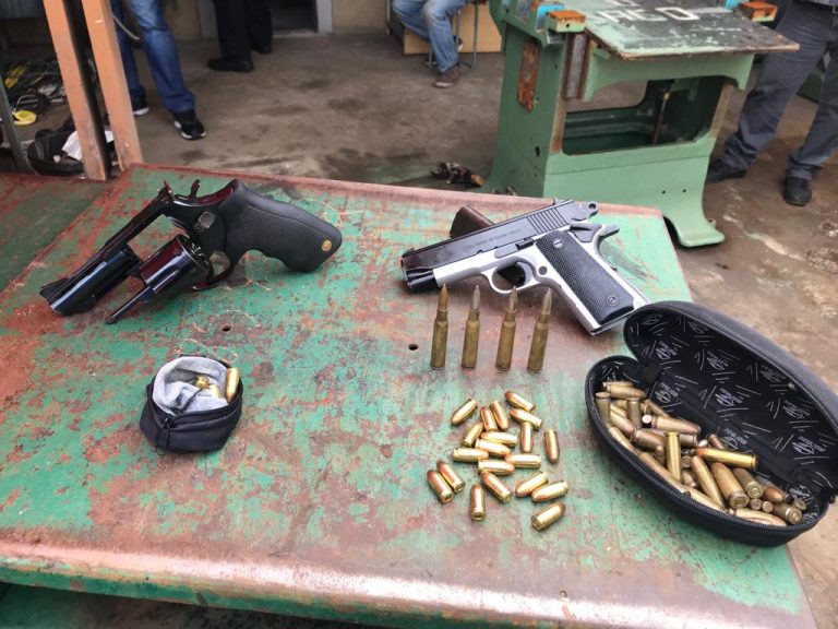 Suspeito foi preso pela DISE com armas e munições no Parque dos Flamboyans