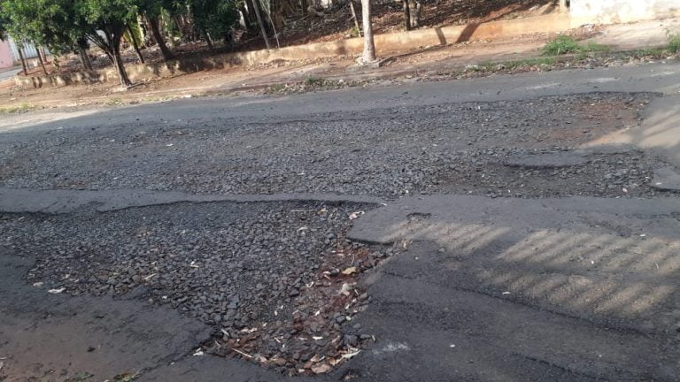 Rua esburacada é motivo de queixas no Parque das Figueiras, em Ribeirão Preto