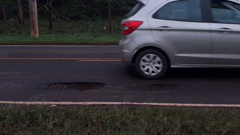 Motorista tem dois pneus estourados ao passar por buraco em Ribeirão