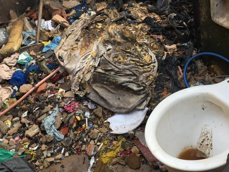 Acúmulo de lixo em residência gera transtornos em rua do Simioni