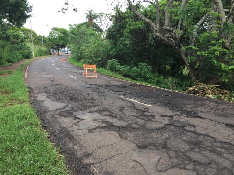 Precariedade do asfalto gera queixas em avenida de Ribeirão