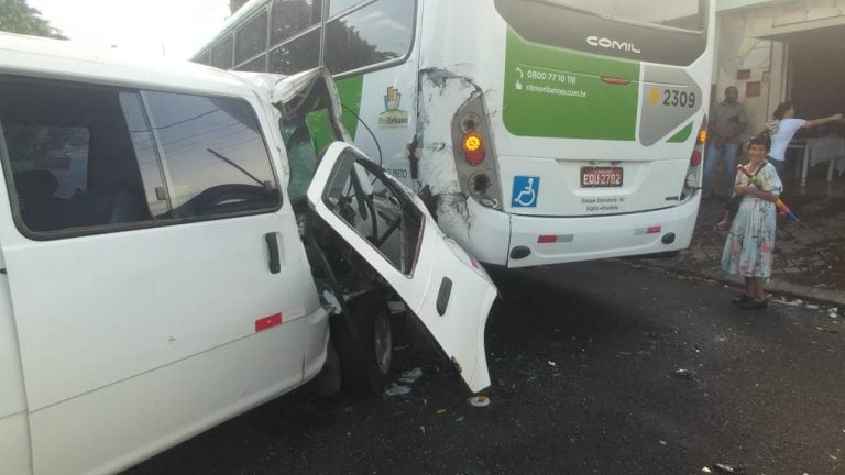 Van atinge traseira de ônibus do transporte coletivo em Ribeirão