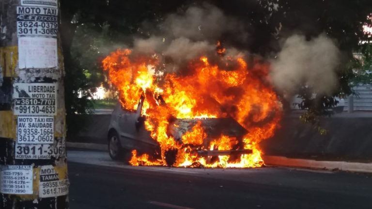 Carro pega fogo na avenida Francisco Junqueira