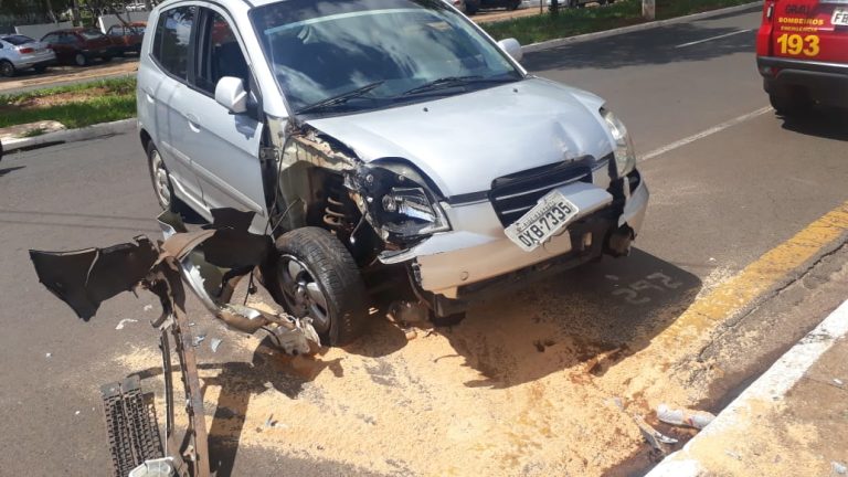 Motorista perde o controle do carro e atinge poste na avenida Paschoal Innechi, em Ribeirão Preto