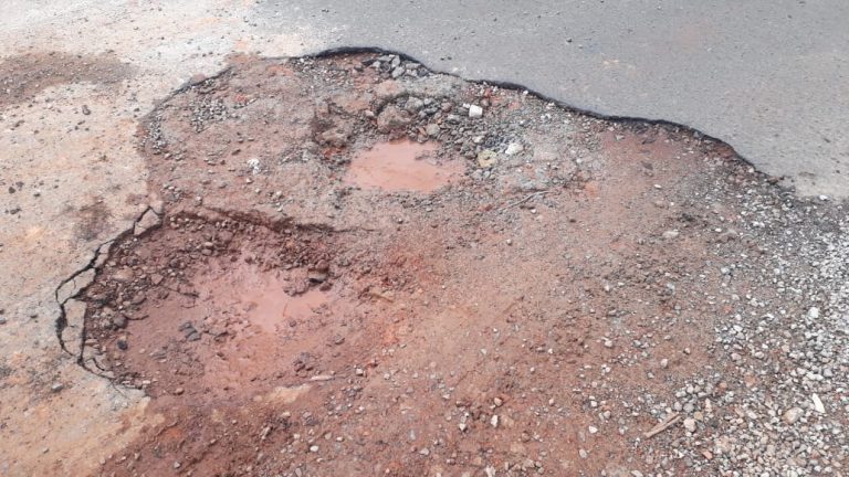 Buraco no asfalto causa acidente com vítima na Bananal