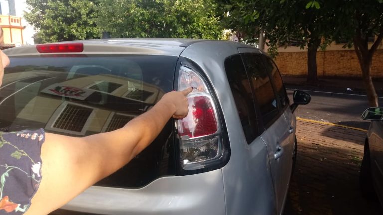 Mulher diz não ter dinheiro e homem quebra o carro em que ela estava
