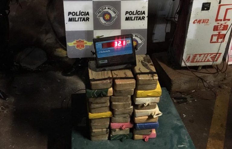 Polícia Rodoviária apreende mais de 30 kg de drogas em fundo falso de caminhonete