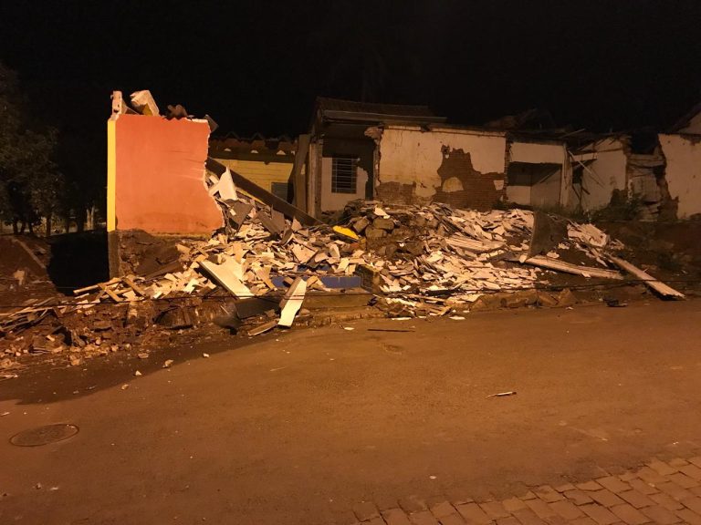 Caminhão carregado com mármore invade casa em Dumont