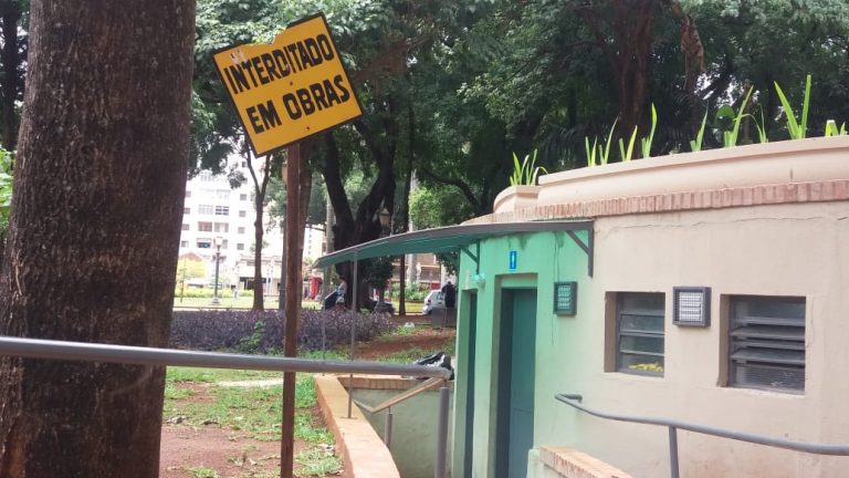 Duas semanas após reinauguração, banheiros da Praça XV são fechados novamente