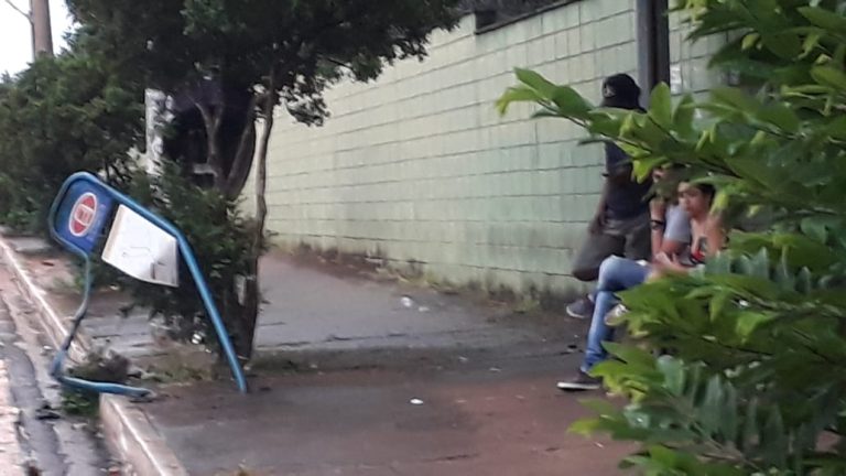 Motorista perde o controle do carro e invade ponto de ônibus na avenida Costa e Silva