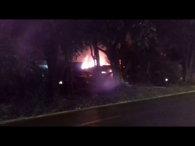 Incêndio destrói borracharia na avenida Caramuru, em Ribeirão Preto