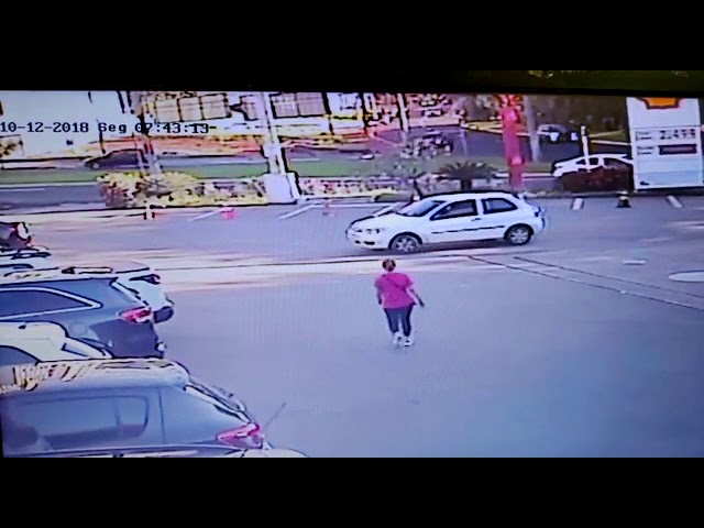 Carro de luxo é abandonado após acidente no Jardim Botânico