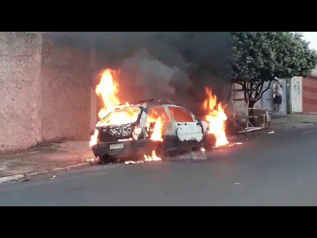 Carro incendiado assusta moradores da Vila Virgínia