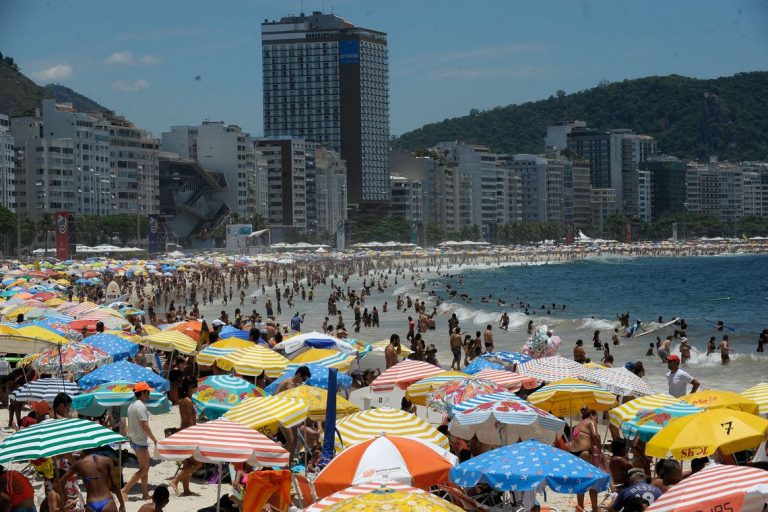 Pé na areia: confira dicas de como prevenir a virose de verão