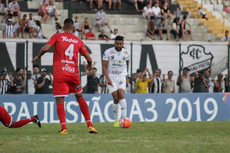 Comercial estreia com derrota em casa na Série A3