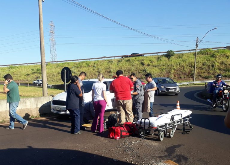 Acidente entre carro e moto deixa grávida ferida na avenida João Fiúsa