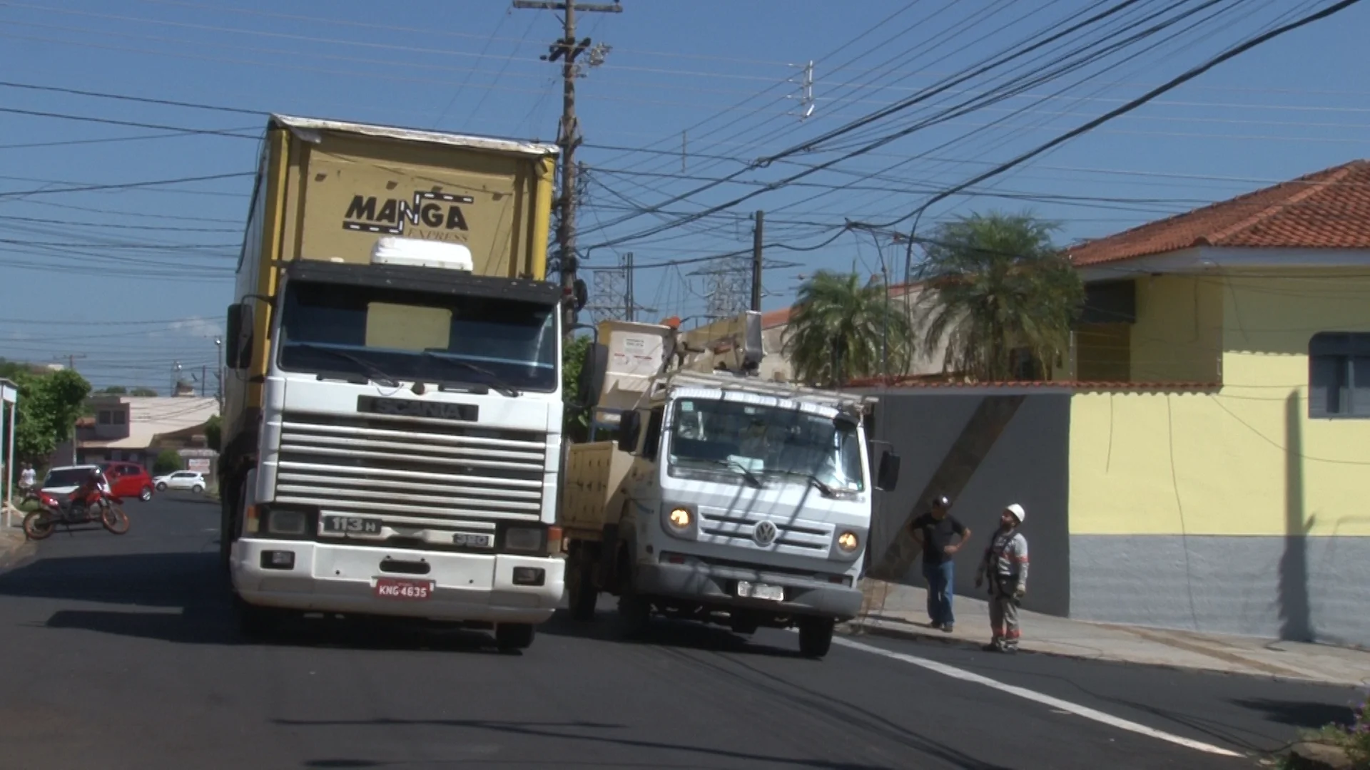 caminhao-carregado-com-cadeiras-fica-preso-em-fios-na-zona-leste