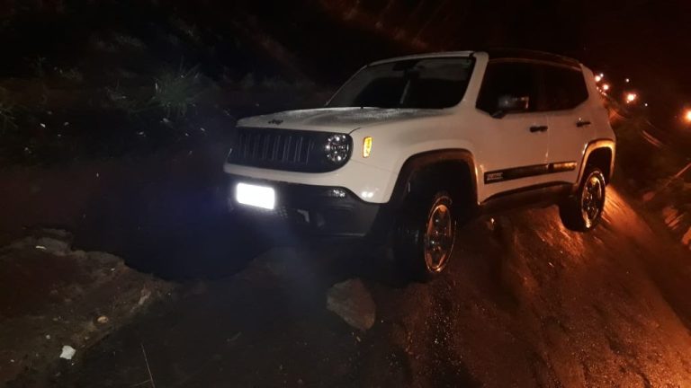 Carro cai em buraco na zona Oeste de Ribeirão Preto