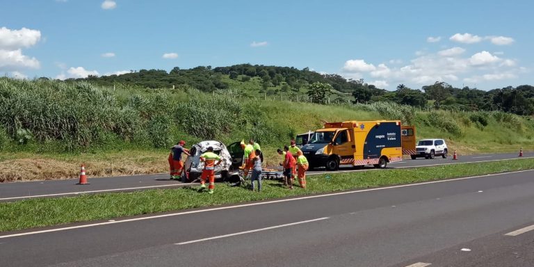 Carro fica destruído após capotar na rodovia Antônio Machado Sant’Anna