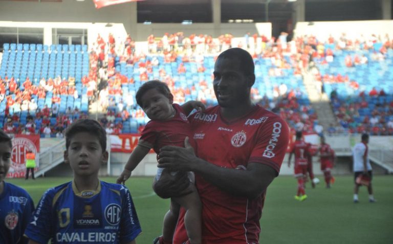 EXCLUSIVO! Comercial contrata novo zagueiro