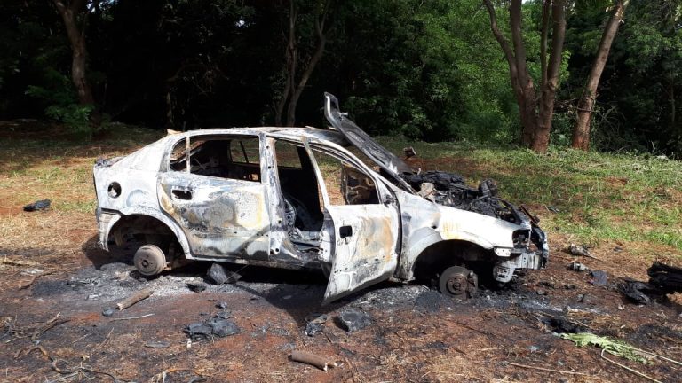 GCM encontra carro queimado em parque de Ribeirão Preto