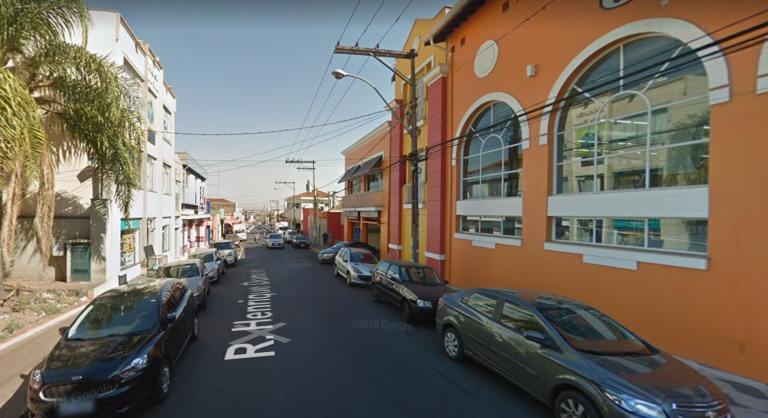 Homem é assaltado ao caminhar pela rua Henrique Dumont