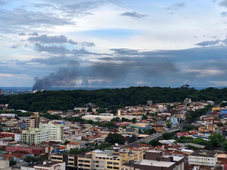 Incêndio em depósito de recicláveis mobiliza bombeiros na zona Norte de Ribeirão