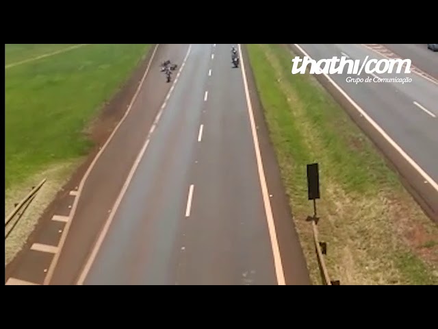 Motociclista é arremessado contra guard rail durante suposto “racha” em Sertãozinho