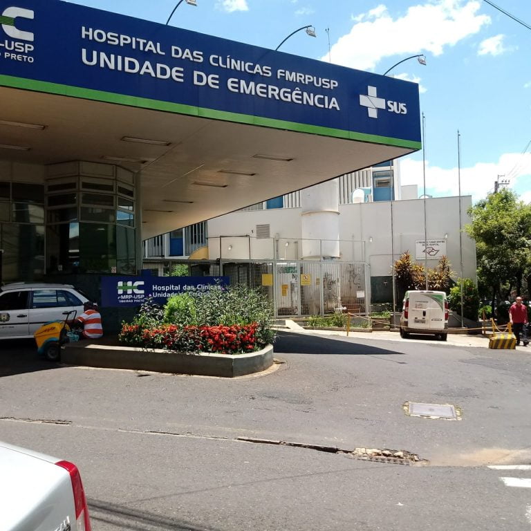 Jovem é esfaqueada pelo ex na frente de filhos pequenos