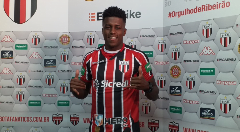 Artilheiro no Bahrein, Erick Luis garante estar pronto para estrear contra a Ponte Preta