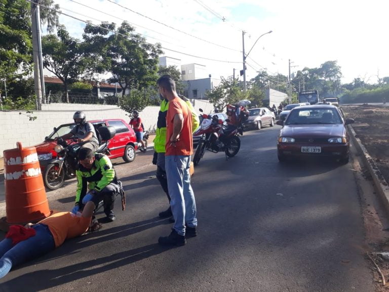 Acidente com motociclista complica trânsito na Antônia Mugnatto Marincek